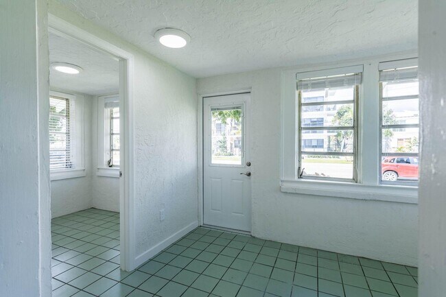 Building Photo - 1716 Mercer Ave