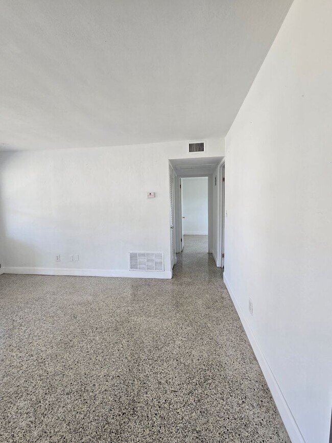 Building Photo - 1703 Edgewater Dr