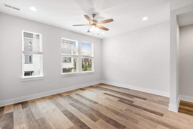 Building Photo - 642 W End Dr