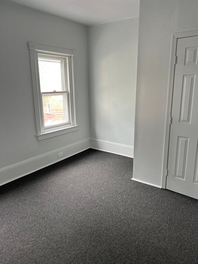 Building Photo - FOUR BEDROOM/ONE BATH ROW