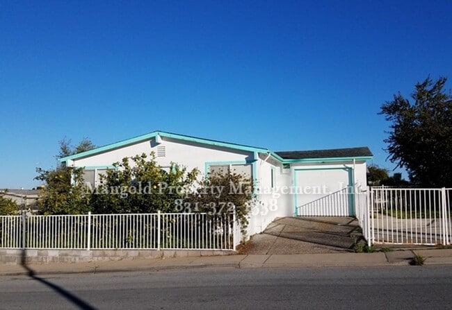 Primary Photo - Great Home Located In Seaside Neighborhood with Fenced Back Yard!