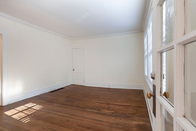 Building Photo - Spacious 1/1 Condo w/ Enclosed Patio & Off...