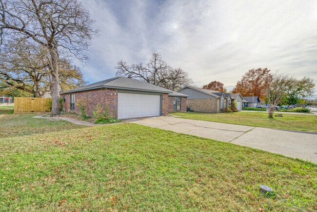 Building Photo - 1308 Hardwood Ln