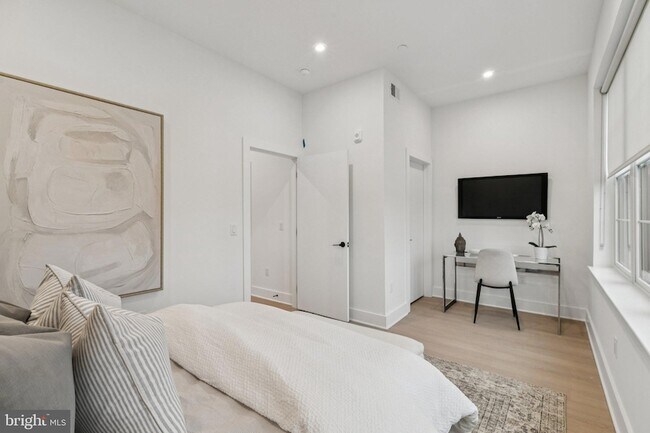 Building Photo - 30 W Allens Ln