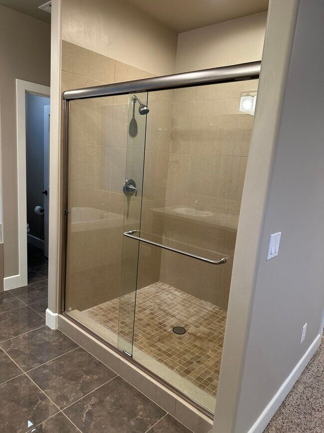 Building Photo - 4 Bedroom 2.5 Bath Foresthill rental oppor...
