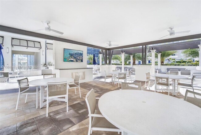 Building Photo - 999 SW 1st Ave