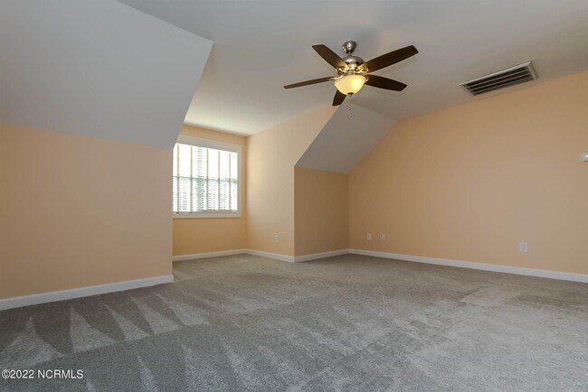 Building Photo - 533 Village Green Dr