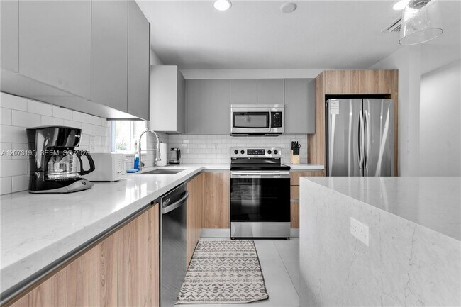 Building Photo - 617 NW 30th Ct
