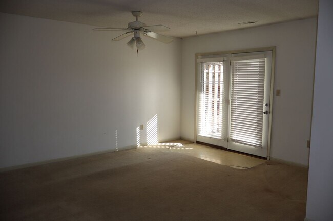 Building Photo - 506 Columbia Dr