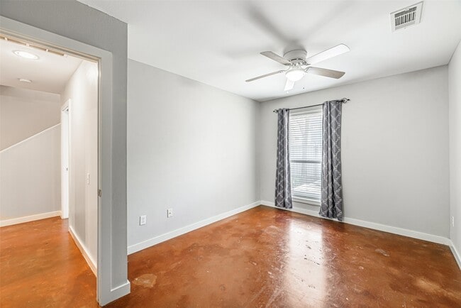 Building Photo - 3 N Ennis St