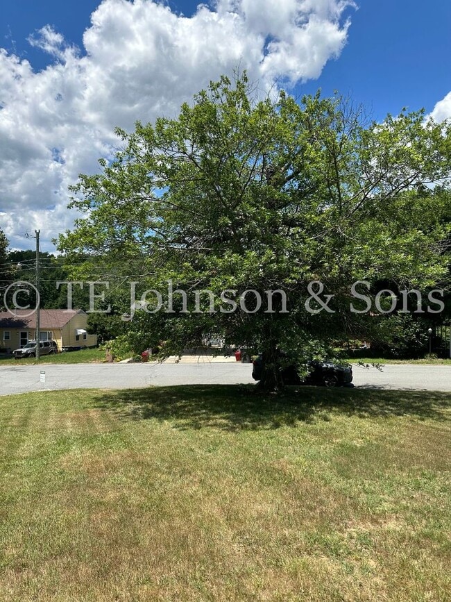 Building Photo - Charming 2-Bedroom Corner Lot Home with Ne...