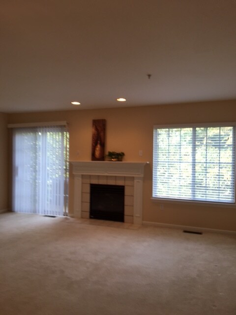Building Photo - 1376 Village Dr