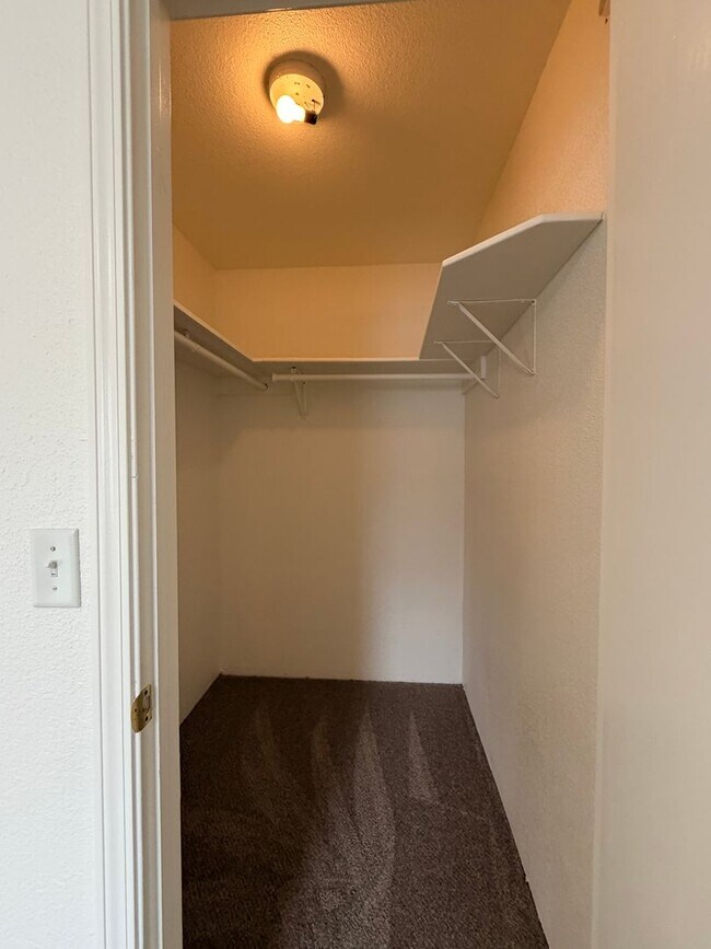 Building Photo - 360 Linden St