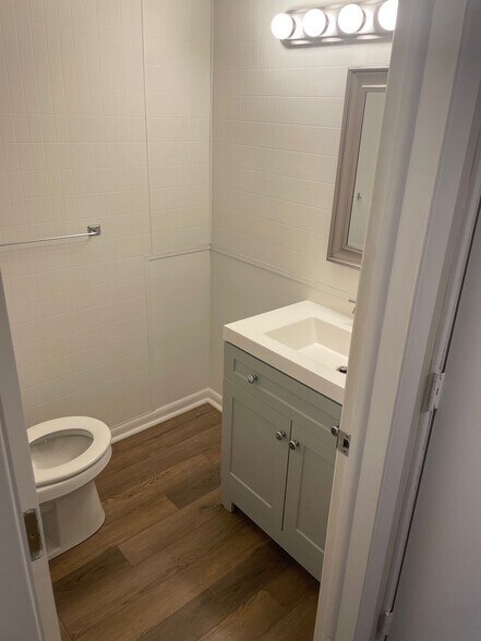 1/2 Bath - 328 Hermit St