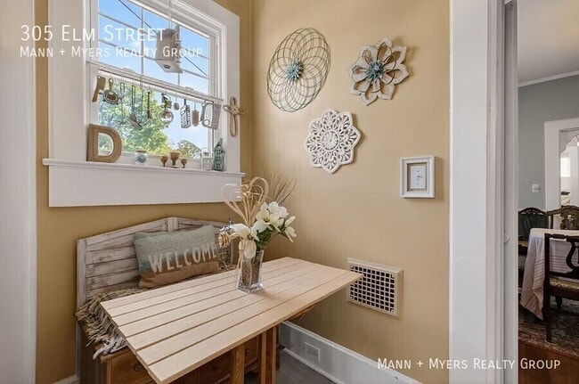 Building Photo - 305 Elm St