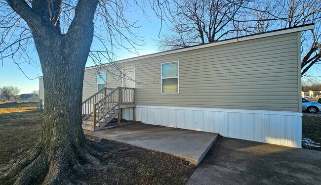 Building Photo - 2233 E Maywood St