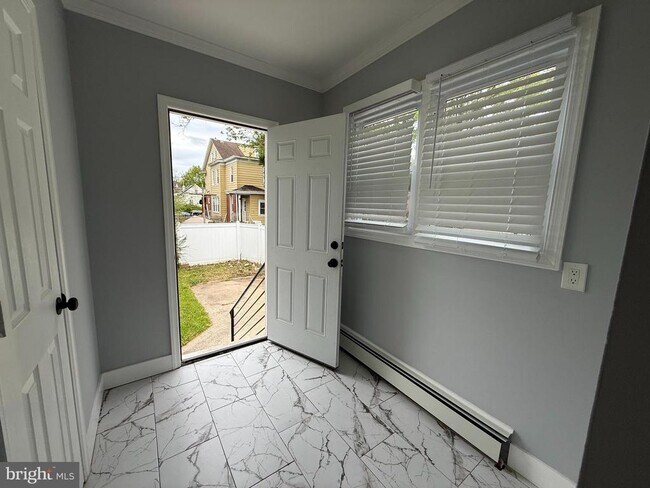 Building Photo - 129 Clearfield Ave