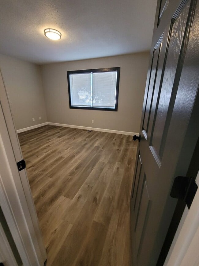 Building Photo - Remodeled 2 bathroom Townhouse on Sunset i...