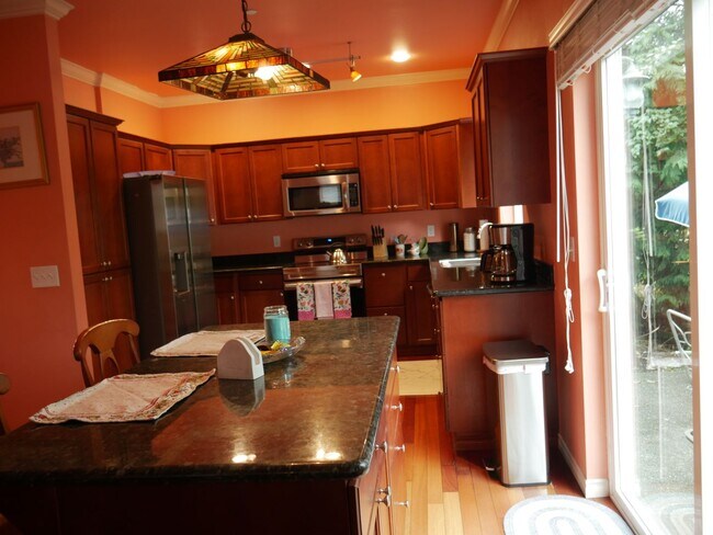 Building Photo - Beautiful, Fully Furnished, Maple Valley H...