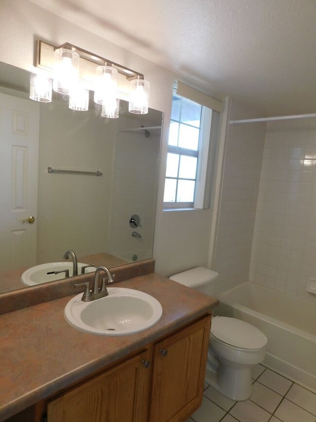 Building Photo - 3 Bed | 2 Bath | 1,264 sq ft | Littleton, CO  **Available Mid August**