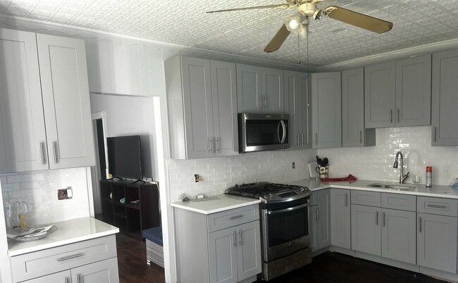 Recently renovated kitchen - 66 Avon Ave