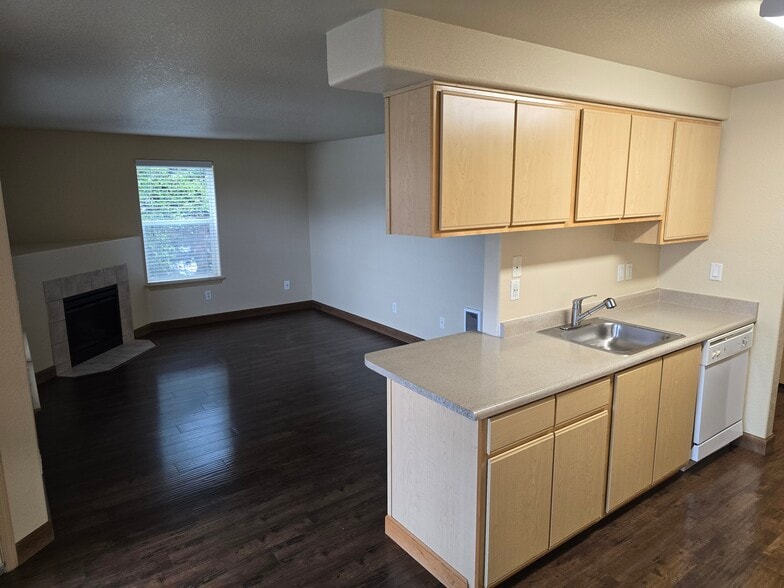 312 Living Room - Fuller Commons