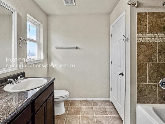 Building Photo - 3 Bed/2 Bath Home with Fenced Yard & Garage / Pet-Friendly / Available Soon!