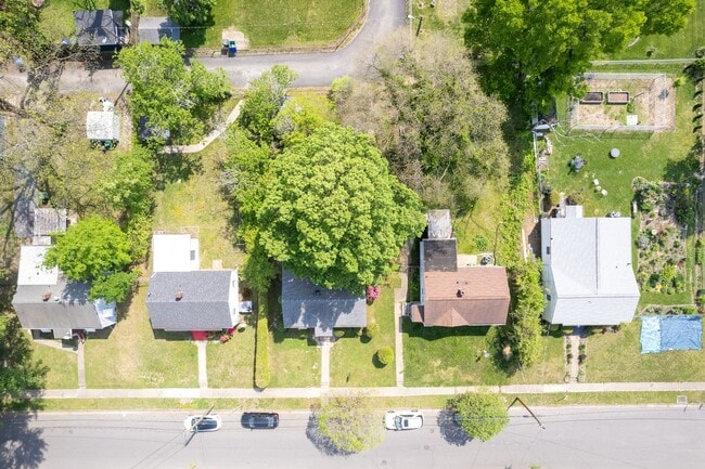 Building Photo - Freshly Renovated 2-Bedroom Home in Quiet ...