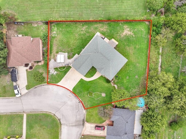 Building Photo - 1717 Red Oak Dr
