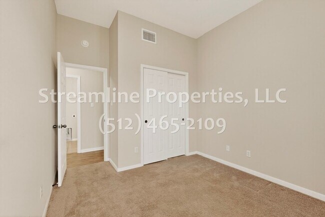 Building Photo - Spacious 4 Bedroom, 2 Bath - Open Layout!