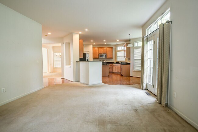 Building Photo - 616 Rainier Rd