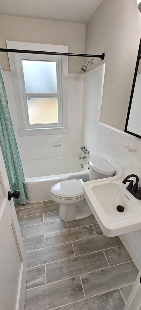 Building Photo - Renovated 4 bedroom cape with large fence yard