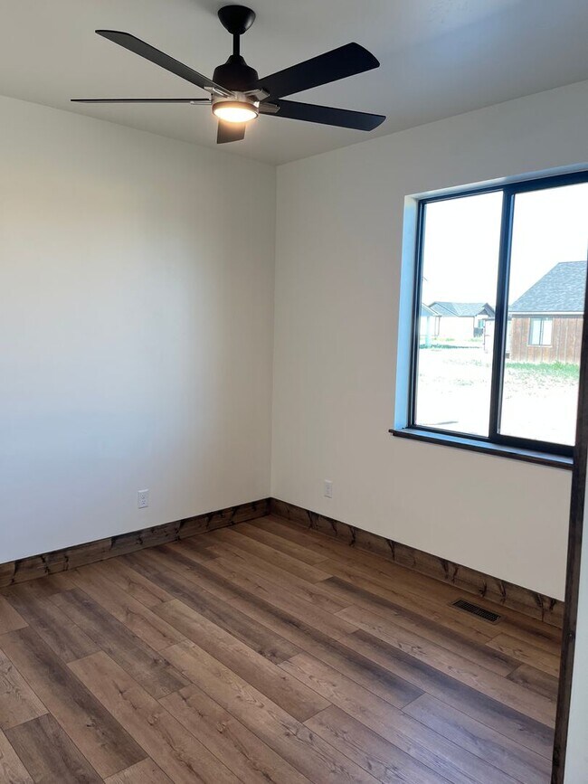 Building Photo - K591LI