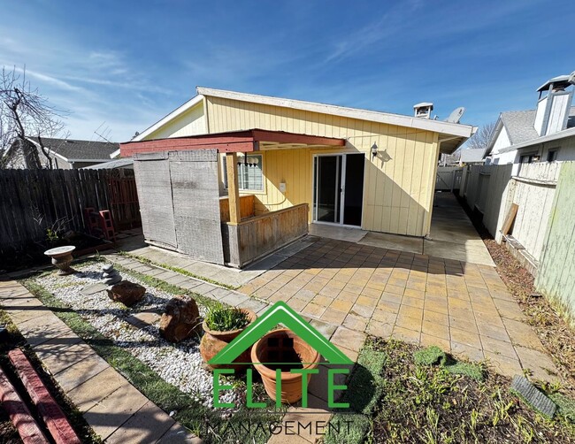 Building Photo - **Charming 2-Bedroom, 2-Bathroom Home with...