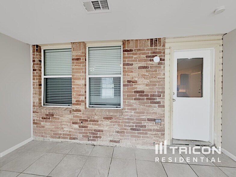 Building Photo - 2641 Bandera Pl