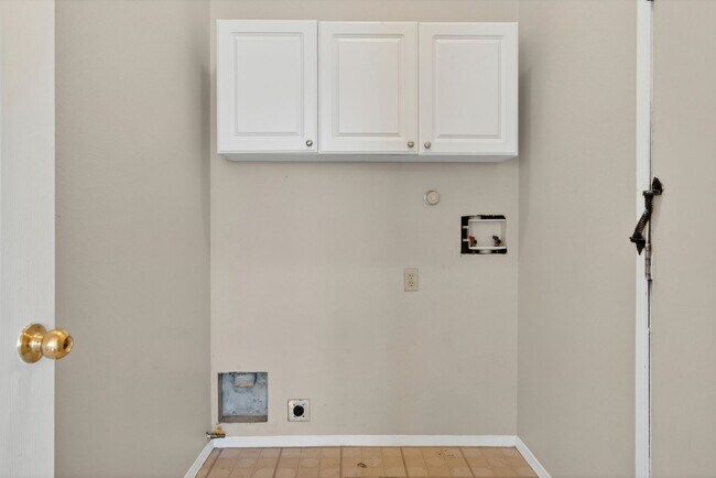 Building Photo - 2413 Agua Fria Dr NE