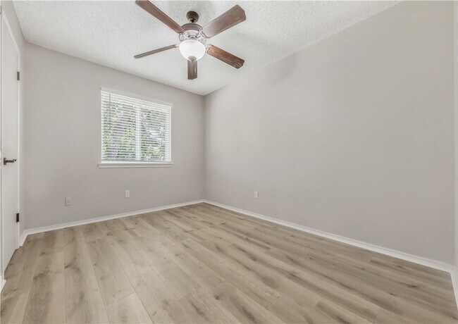 Building Photo - 804 Val Verde Dr