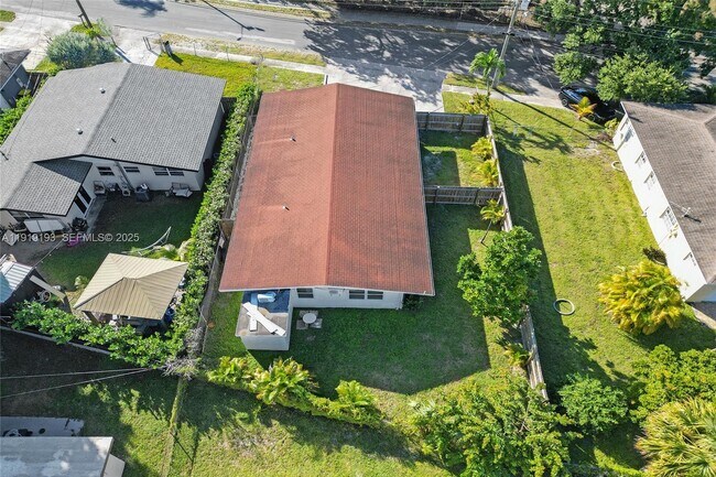 Building Photo - 29 SW 8th Ave