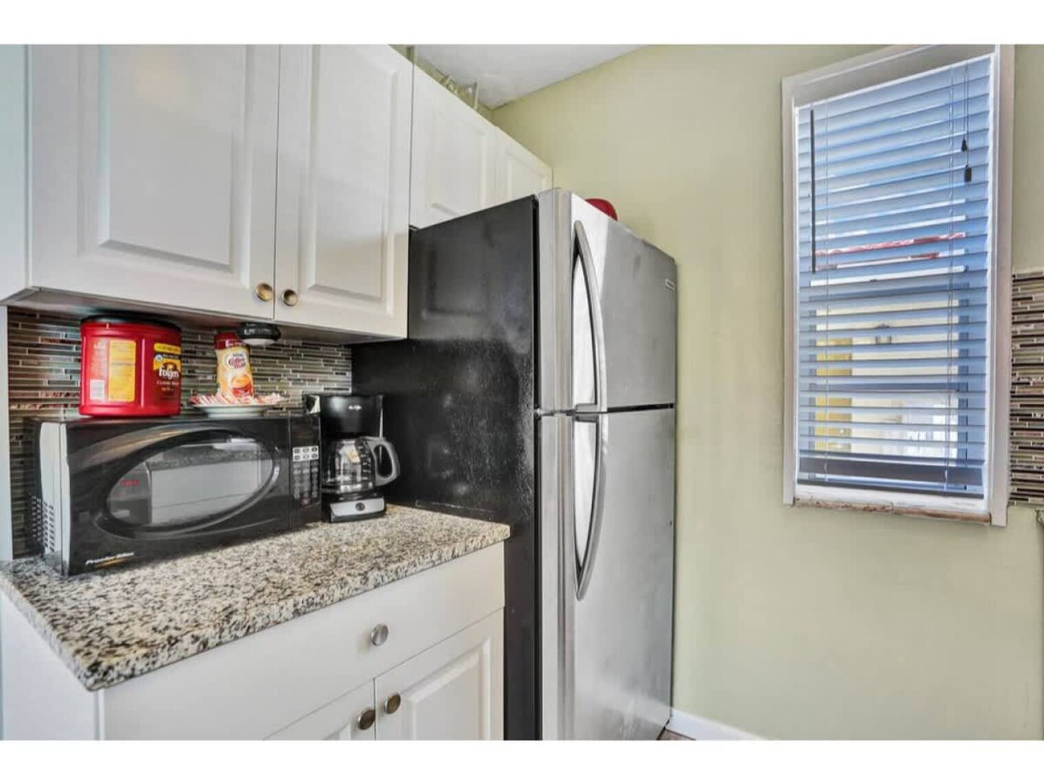 Building Photo - 336 Arthur St