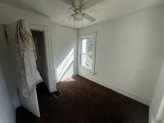 Building Photo - 5 Bedroom 2 bath