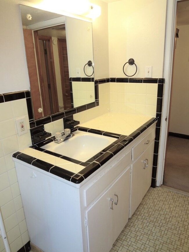 Building Photo - Cozy 1 Bedroom Apartment off East Campus