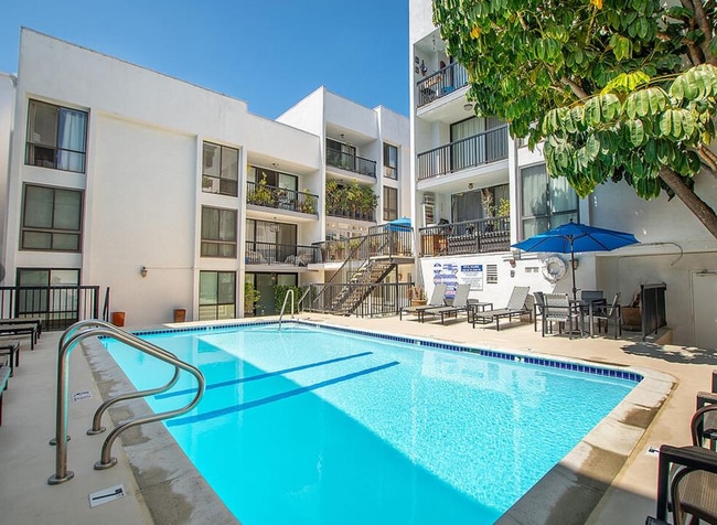 Building Photo - 906 N Doheny Dr