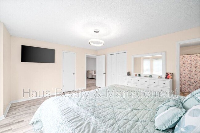 Building Photo - 919 Desota Ln