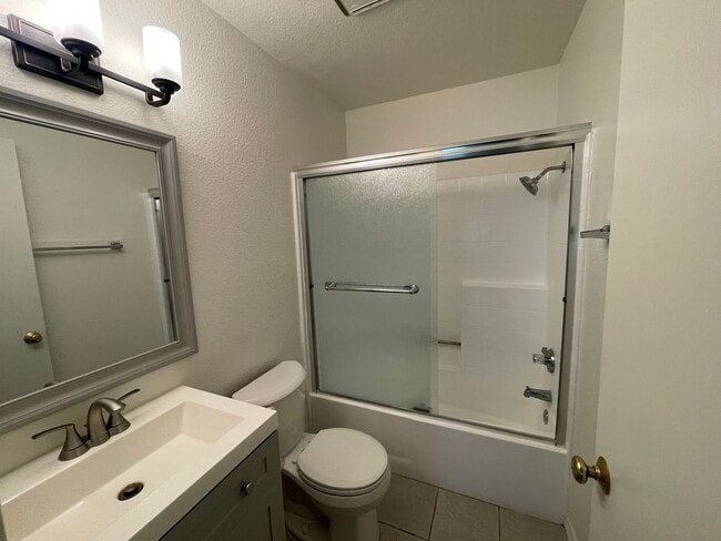 Building Photo - Great Location in Lake Forest