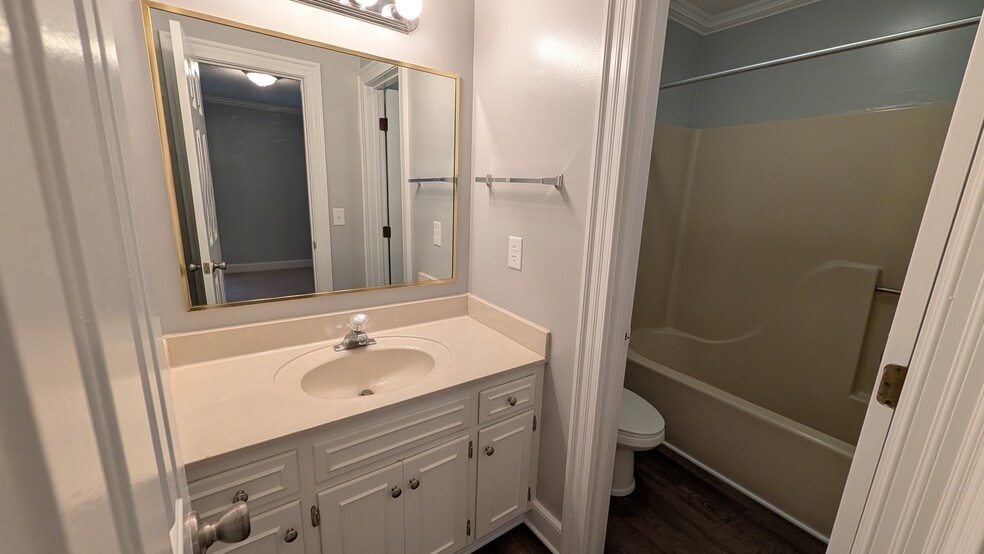 Master bath - 318 Olde Towne Dr