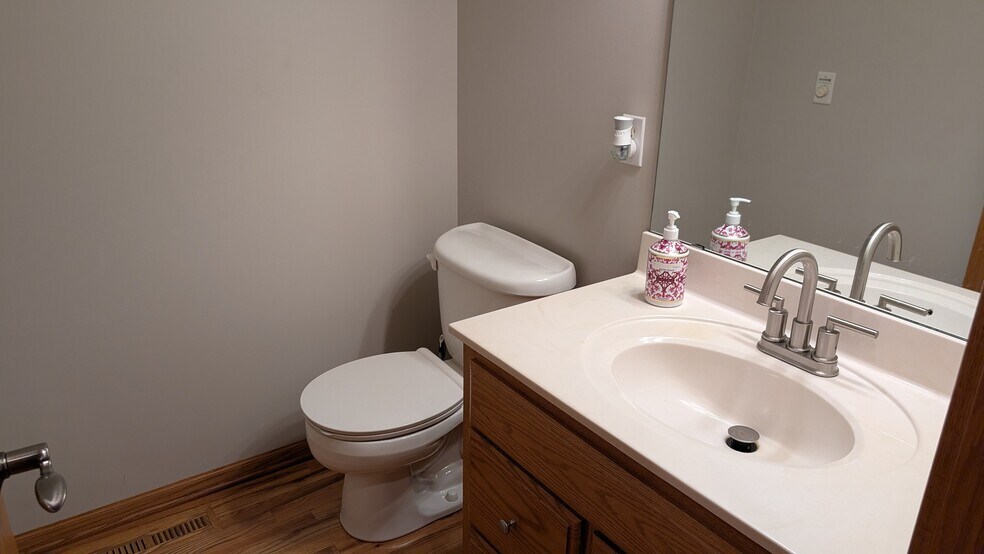 Half bathroom - 2669 Kathleen Ln NE