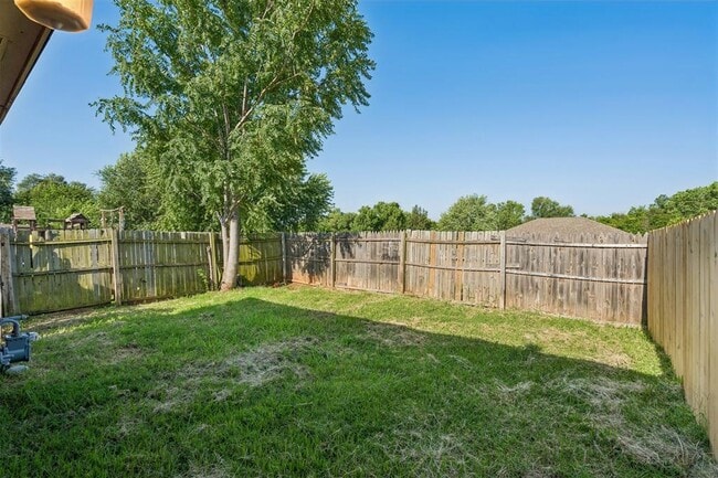 Building Photo - 1021 Shady Creek Cir