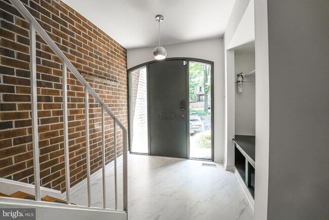 Building Photo - 4908 Sauquoit Ln