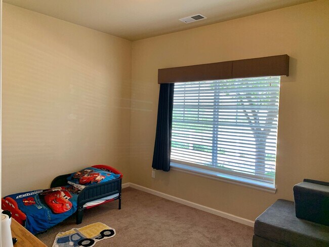 Building Photo - First Floor Condo by Equalizer Lake!