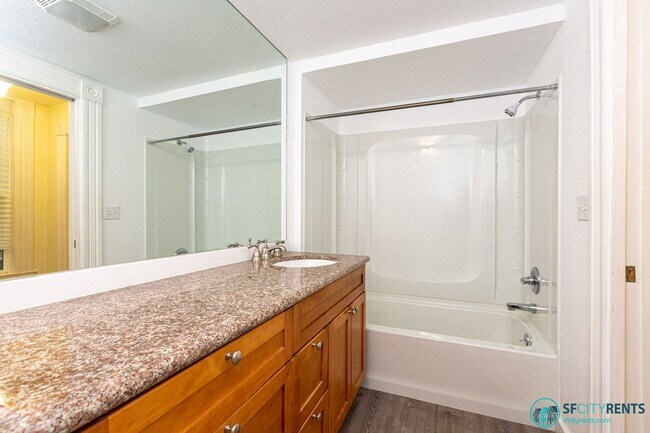 Building Photo - Noe Valley: House-like Apartment w/ 2 Bonus Rooms, Open Floor Plan & W/D in-unit